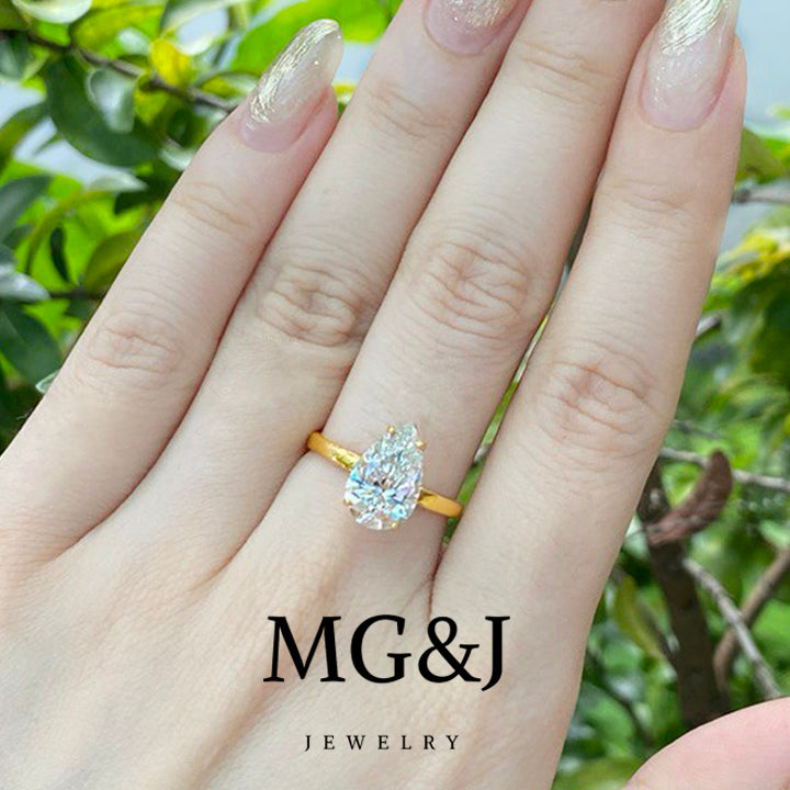 Classic Pear-shaped Diamond Engagement Ring