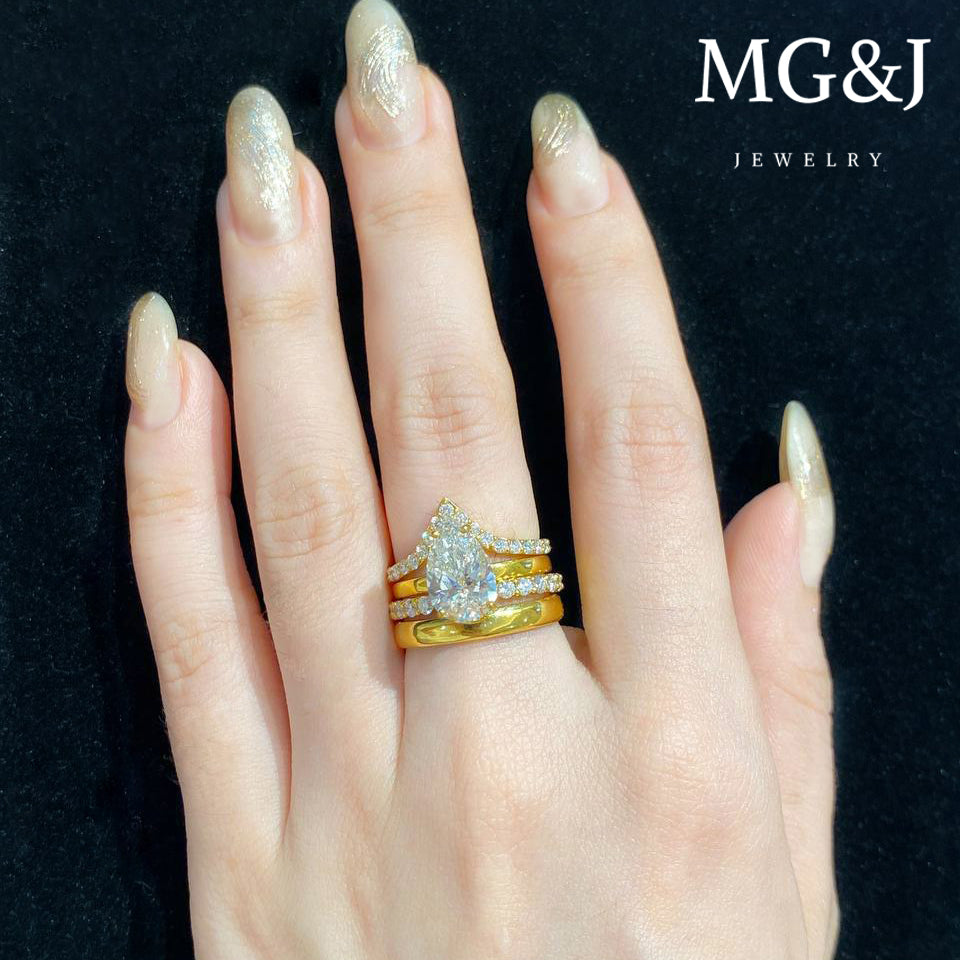 Classic Pear-shaped Diamond Engagement Ring