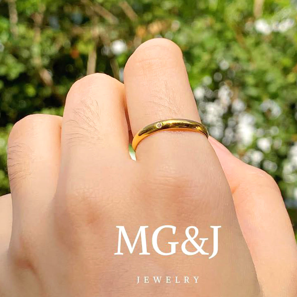 Simple Gold and Diamond Ring
