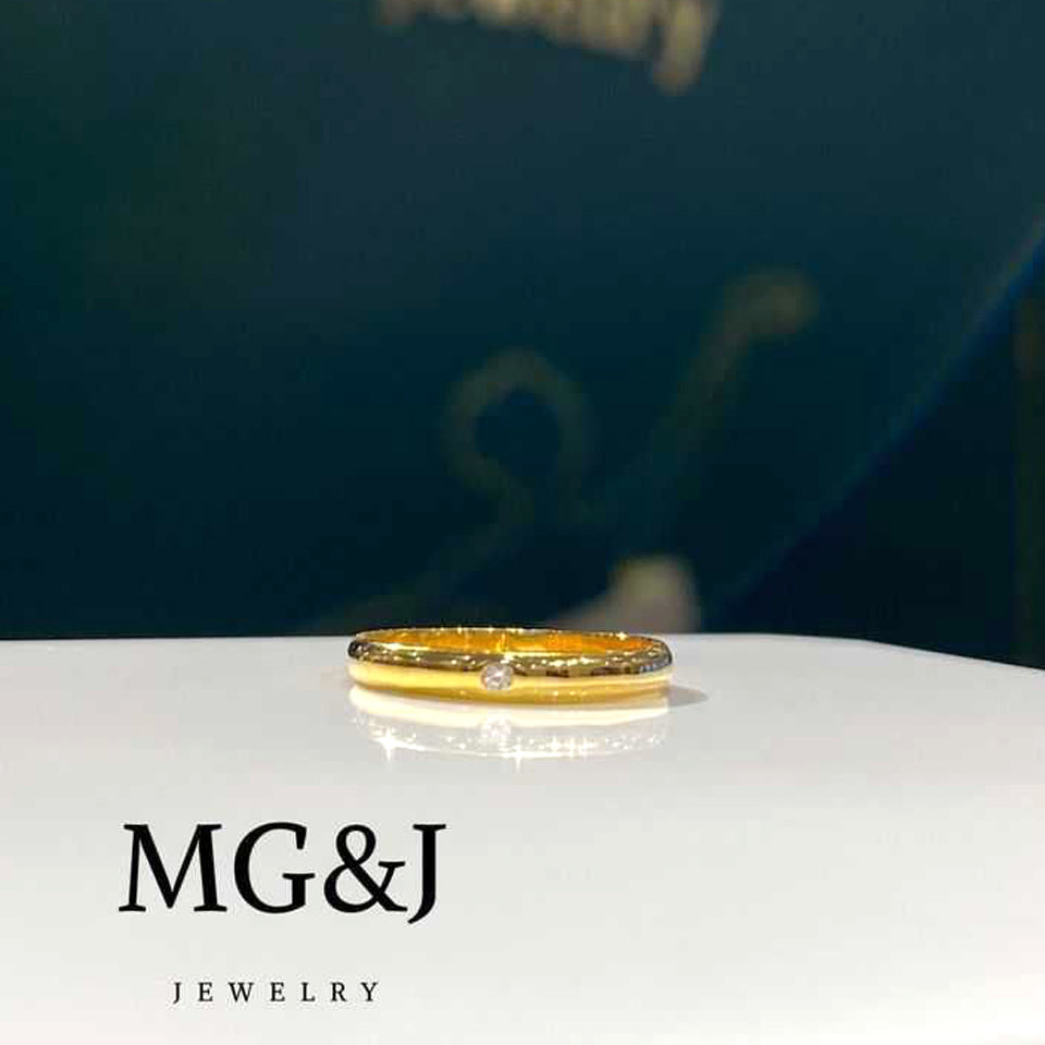 Simple Gold and Diamond Ring
