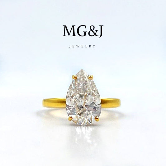 Classic Pear-shaped Diamond Engagement Ring